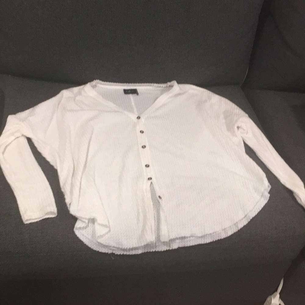 Loose white comfy shirt to be tied